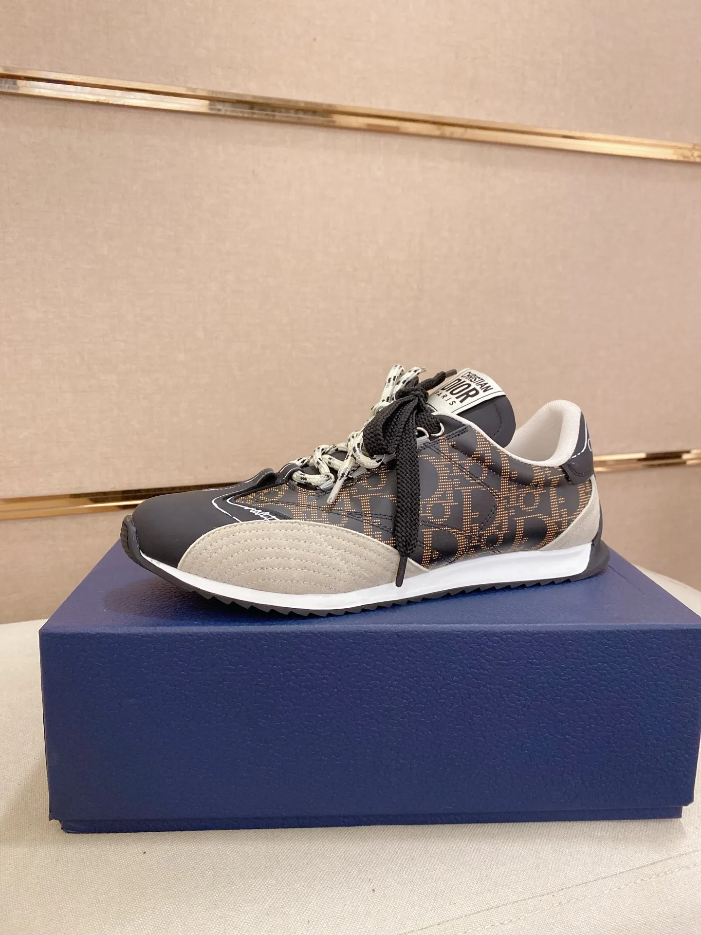 Men's shoes💰: 500💰Couple style💏 [Dior·Dior] New casual sports style men's shoes, new spring and summer design, perfect workmanship, lace-up lazy style to create wardrobe quality, upper: imported first-layer cowhide, mesh breathable lining soft and comfortable, ultra-light TPU wear-resistant outsole, simple, versatile fashion men's shoes, excellent color code number 35--44. (45,46 customized items are not returnable or exchangeable)